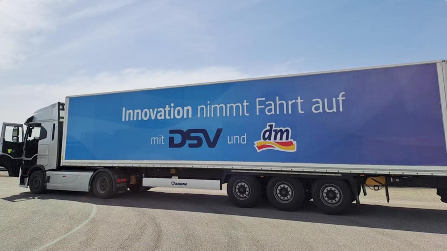 Teilautomatisiertes-Fahren-im-LKW-Warenverkehr-dm-drogerie-markt-DSV-IVECO-und-PlusDrive-starten-Pilotprojekt-in-Deutschland